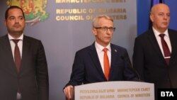 Премиерът Николай Денков (в средата) дава пресконференция след заседание на Съвета по сигурността към Министерския съвет