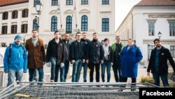 A Momentum parlamenti képviselői és Hadházy Ákos független képviselő a kordonbontás után a Karmelita kolostor előtt 2023. március 14-én