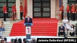Fostul președinte american Bill Clinton la Tirana, în Albania, pe 3 iulie