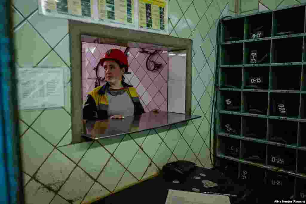 Kristina čeka opremu prije nego što siđe niz rudarsko okno. Iako je bilo nekih iznimki, vlada je ženama uglavnom zabranjivala obavljanje poslova u podzemlju, smatrajući da je taj posao fizički prezahtjevan za žene -- što je politika na snazi još od sovjetske ere.