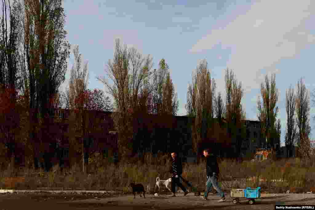 Specijalna policijska jedinica poznata kao Beli anđeli poziva stanovnike da se sklone.