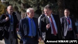 Žozep Borelj, evrospi šef diplomatije, i Miroslav Lajčak, izaslanik EU za dijalog Kosova i Srbije, tokom pregovara dve strane 18. marta 2023. u makedonskom gradu Ohridu.