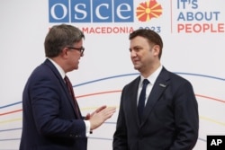 Pomoćnik američkog državnog sekretara James O'Brien sa šefom diplomatije Sjeverne Makedonije Bujarom Osmanijem na samitu OSCE.