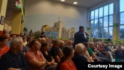 A tervezett katódgyárról tartott lakossági fórum Ácson 2023. október 3-án