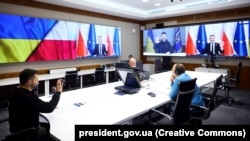 Президент України Володимир Зеленський під час відеорозмови з Анджеєм Дудою, в якій він привітав Польщу з Днем незалежності. Київ, 11 листопада 2023 року 