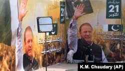 Portreti bivšeg premijera Pakistana Navaza Šarifa na mestu gde će biti održan skup dobrodošlice, Lahor, 21. oktobar 2023.