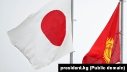 Флаги Японии и Кыргызстана.