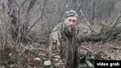 6 березня було оприлюднене відео, на якому, ймовірно, російські військові розстрілюють беззбройного чоловіка в українській військовій формі після того, як він каже «Слава Україні» (скрін з відео)