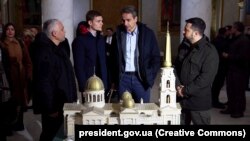 Президент України Володимир Зеленський (праворуч) і прем’єр-міністр Греції Кірьякос Міцотакіс (другий справа) у пошкодженому раніше російським ракетним ударом собору. Одеса, 6 березня 2024 року