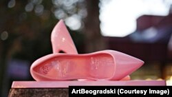 Skulptura posvećena Vjeranu Miladinoviću Merlinki, postavljena u Beogradu 18. oktobra 2023.