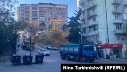 კალანდაძისა და გორგასლის ქუჩების კვეთა, ადგილი, სადაც 21 ნოემბერს, სატვირთო ავტომობილის დაგორებას, გადასასვლელთან მდგარი 15 წლის მოზარდი ემსხვერპლა