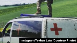 Медичний автомобіль поблизу фронту, фото ілюстративне