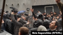 Акция сторонников «Альт-инфо» у дома Наты Перадзе