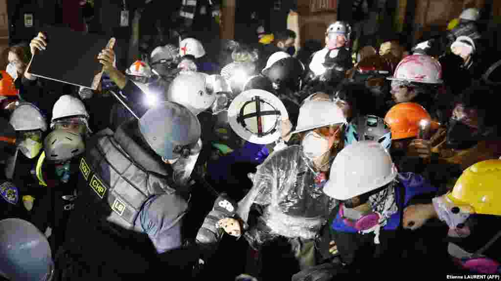 A rendőrség összecsapott a palesztinbarát diákokkal, miután lerombolták a Los Angeles-i Kaliforniai Egyetem campusán felállított barikád egy részét 2024. május 2-án kora reggel