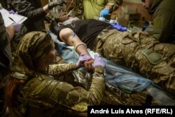 Mjekët e luftës duke stabilizuar gjendjen e një ushtari të plagosur ukrainas.