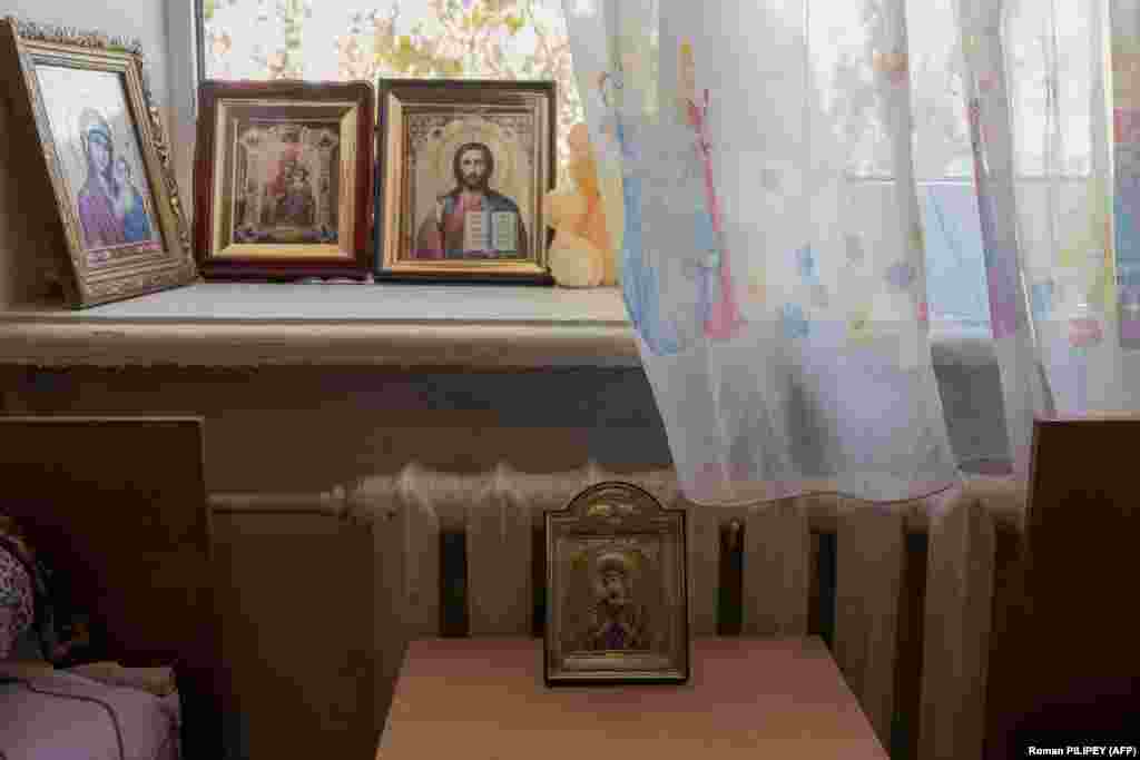 Ikone svetaca krase sobu jedne porodice u prihvatnom centru za izbjeglice. Dok neki bježe iz Hersona, drugi su odlučili ostati.