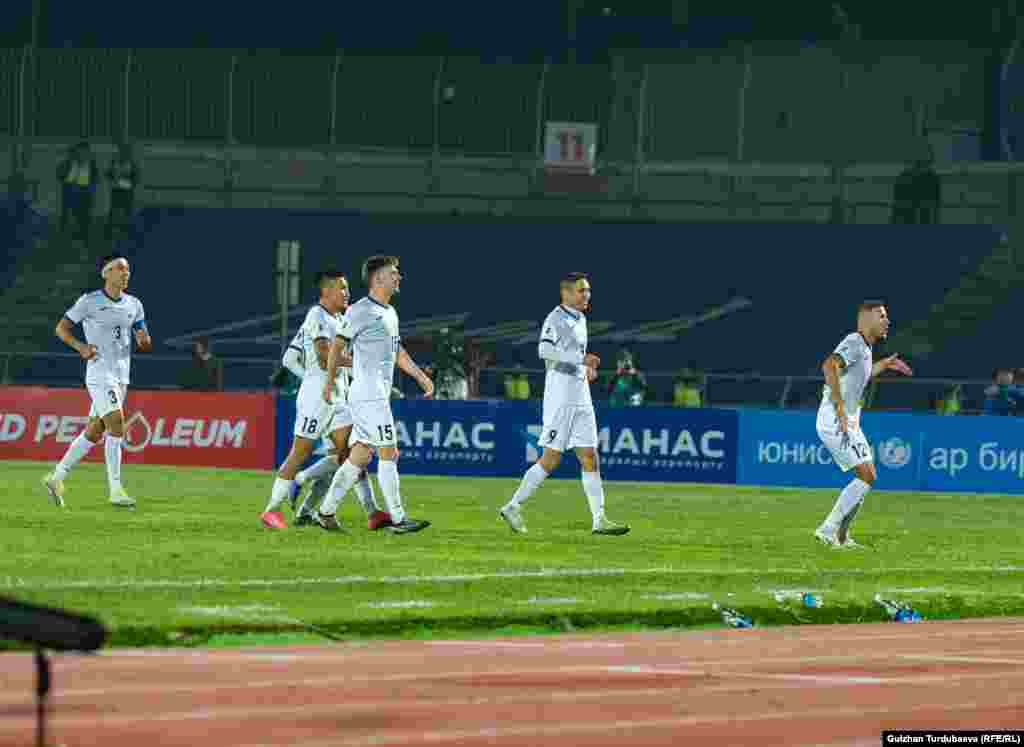 Кыргызстан Оман беттешинин 49-мүнөттүндө жарым коргоочу Одилжан Абдрахманов (оңдон биринчи) гол киргизди. Ал бул голу менен беттештин мыкты оюнчусу аталды.&nbsp;