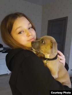 Влада Веремеєнко з цуценям. Фото з особистого архіву родини