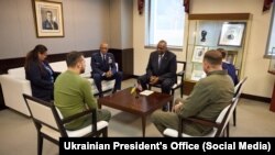 Ukrajinski predsjednik Volodimir Zelenski(prednji lijevo) sastao se s američkim ministrom odbrane Lloydom Austinom (u sredini desno) u Washingtonu, D.C., 11. decembra 2023