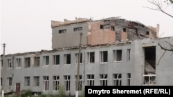 На Херсонщині чекають на фінансування для продовження відбудови. На фото: розбита будівля в селі Посад-Покровське, квітень 2024 року