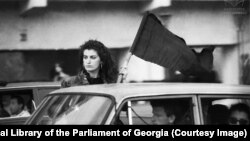 Мари (Нана) Махарадзе – «женщина, ставшая символом эпохи». Именно ее 9 апреля 1989 года сфотографировал Юрий Мечитов