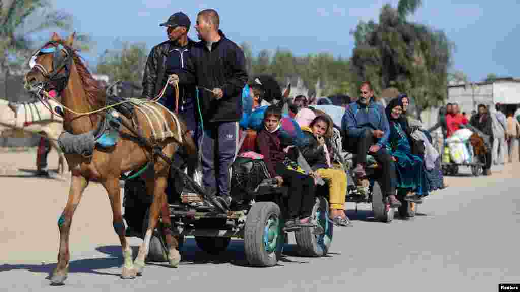 Menekülés Hán Júniszból január 25-én. A családot hetedik alkalommal telepítették ki a háború kevesebb mint négy hónapja alatt. Az Abu Halib család azt is elmondta, hogy sokan az egyetemnél verték fel a sátrukat, miután az izraeli hadsereg figyelmeztette őket, hogy más területekről el kell költözniük. A kilencgyermekes család a támadás éjszakáját az egyetemen töltötte, és másnap vették Rafah felé az irányt.&nbsp;&bdquo;Alig tudtunk kijutni a lövések miatt. Nem számítottunk tankokra az egyetem kapujában&rdquo; &ndash; mondták el a Reuters tudósítójának