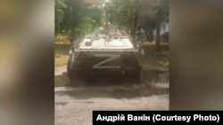 Російська військова машина, зафільмоване Андрієм в окупації