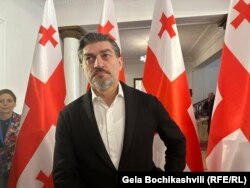 Mihail Kavelašvili, koji se predstavlja kao običan čovek iz naroda, imao je uspešnu fudbalsku karijeru u inostranstvu igrajući u Švajcarskoj, Engleskoj i Rusiji.