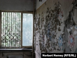 Camerele, deși au ferestre destul de mari, sunt întunecate și reci, la fel cum erau și când instituția funcționa.