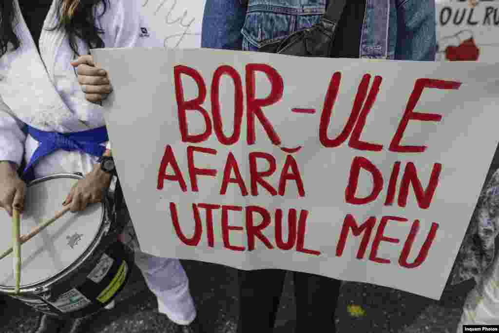 Femeile au protestat împotriva intervenției Bisericii în deciziile care privesc dreptul femeii de a decide asupra propriului trup.&nbsp;