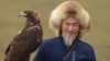 Охотник-беркутчи со своей птицей. Алматинская область, Казахстан, 13 октября 2023 года