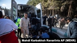 Njerëzit duke i futur në ambulancë të plagosurit nga shpërthimet që tronditën Iranin të mërkurën, 3 janar 2024.