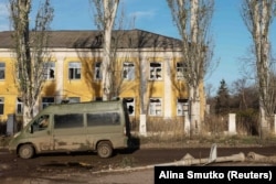 Від початку наступу військ РФ на Бахмут восени 2022 року Часів Яр потерпає від обстрілів агресора. На фото: пошкоджена будівля у Часовому Ярі, 8 листопада 2023 року