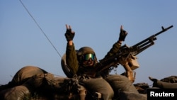 Un soldat israelian trece frontiera către Israel, părăsind Fâșia Gaza în timpul armistițiului temporar dintre Hamas și Israel, în Israel, 24 noiembrie 2023
