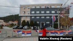 Žena prolazi pored zgrade Opštine Leposavić, decembar 2023.