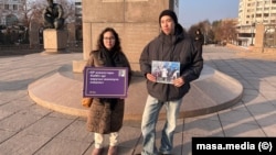 Oyan, Qazaqstan кыймылынын активисттери Акмарал Жакибаева жана Айсултан Кудайберген тарапташтарын колдогон акцияда. 3-январь, 2024-жыл.