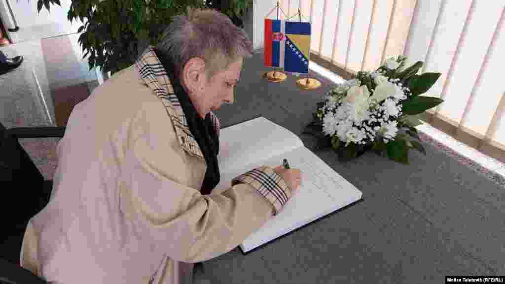 U ambasadi Srbije u Bosni i Hercegovini, u Sarajevu, otvorena je Knjiga žalosti zbog pogibije u beogradskoj osnovnoj školi.&nbsp;Iz Ambasade Srbije u BiH navodi se da će u njenim prostorijama, na adresi Obala Maka Dizdara 3a, biti otvorena Knjiga žalosti u petak, 5. maja od 10 do 13, te od 14 do 16 sati, u subotu i nedjelju od 12 do 14 i u ponedjeljak, 8. maja od 10 do 13 sati.