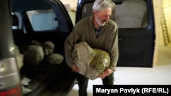 У Львів евакуювали з Донеччини зруйновану половецьку статую