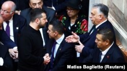 Ілюстраційне фото. Президент України Володимир Зеленський спілкується з головою угорського уряду Віктором Орбаном (ліворуч) в Буенос-Айресі, 10 грудня 2023 року