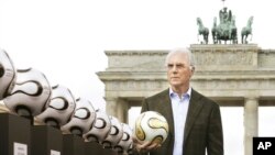 Франц Бекенбауер позира пред Бранденбургската врата в Берлин с официалната топка за Световното първенство в Германия през 2006 г., 18 април 2006 г.