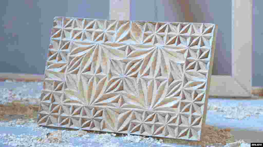 Komad nuristanske umjetnosti koju je izradila Afganistanka. U posljednjih nekoliko desetljeća, broj ovih tradicionalnih zanatlija se smanjio zbog različitih faktora kao što su migracija, upotreba plastike i čelika kao zamjene za drvo i manjeg interesa za bavljenje tradicionalnim zanatima. &nbsp;