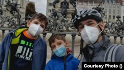 Alan și Daniel Solomon au fost testați de nouă ori de la începerea școlii în Germania pentru depistarea Covid. În orașul lor, se fac trei teste pe săptămână tuturor copiilor