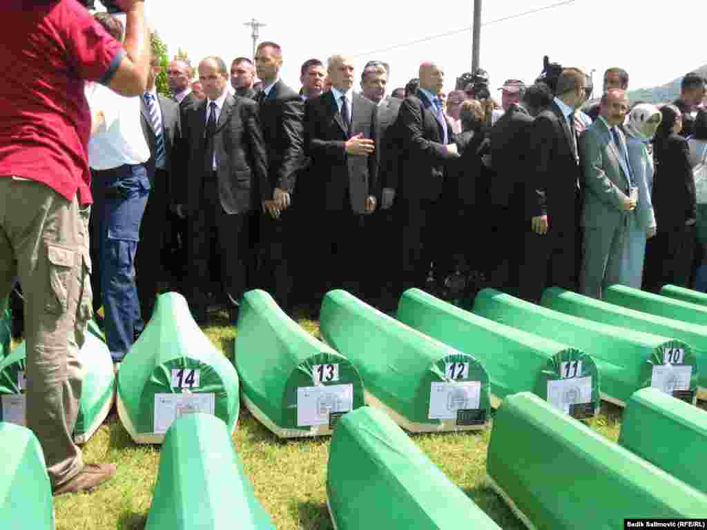 Борис Тадиќ, тогашниот претседател на Србија, исто така беше присутен на комеморацијата на 20-годишнината од геноцидот врз Бошњаците од Сребреница.