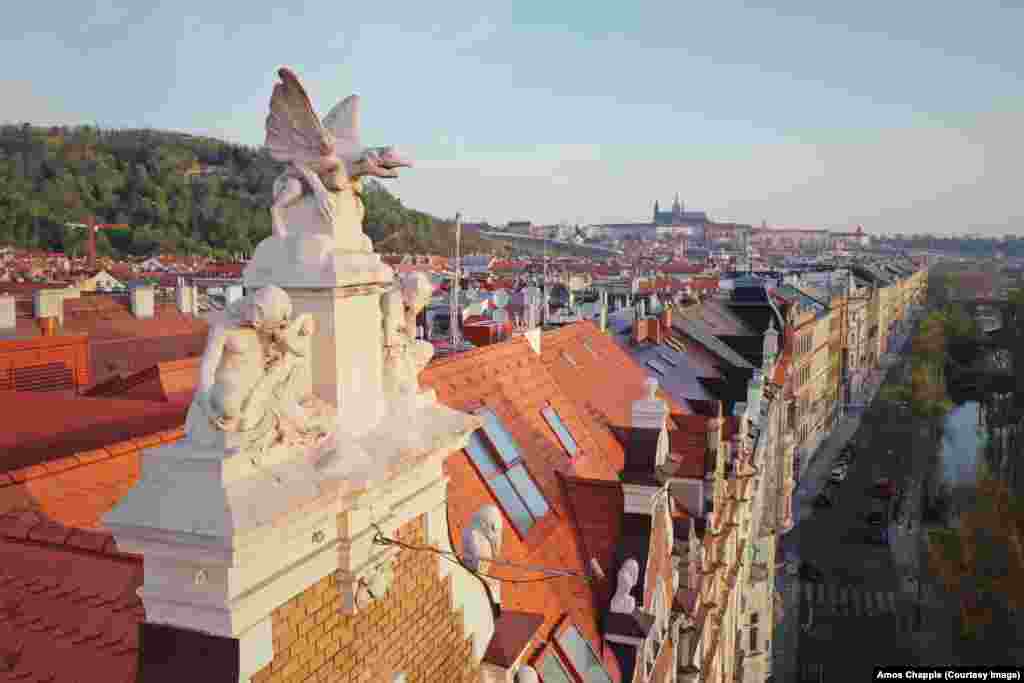 Një krijim misterioz në maje të një ndërtese banimi, pranë Lumit Vltava në Pragë.