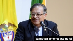 Predsednik Kolumbije Gustavo Petro (na fotografiji), prvi levičarski vođa zemlje, sazvao je sastanak sa visokim zvaničnicima oružanih snaga posle okršaja oružanih grupa na granici sa Ekvadorom i Peruom