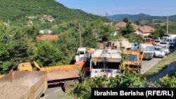 Drum blocat în localitatea Rudare, spre punctul de trecere a frontierei spre Serbia Jarinje, 1 august 2022.