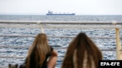 Nava de transport Razoni sub pavilion de Sierra a plecat din portul Odesa pe 1 august. Ea are la bord 26.000 de tone de porumb și se îndreaptă spre Tripoli, Liban, cu o escală pentru inspecție la Istanbul, Turcia, unde ar fi trebuit să ajungă în după-amiaza zilei de 2 august.