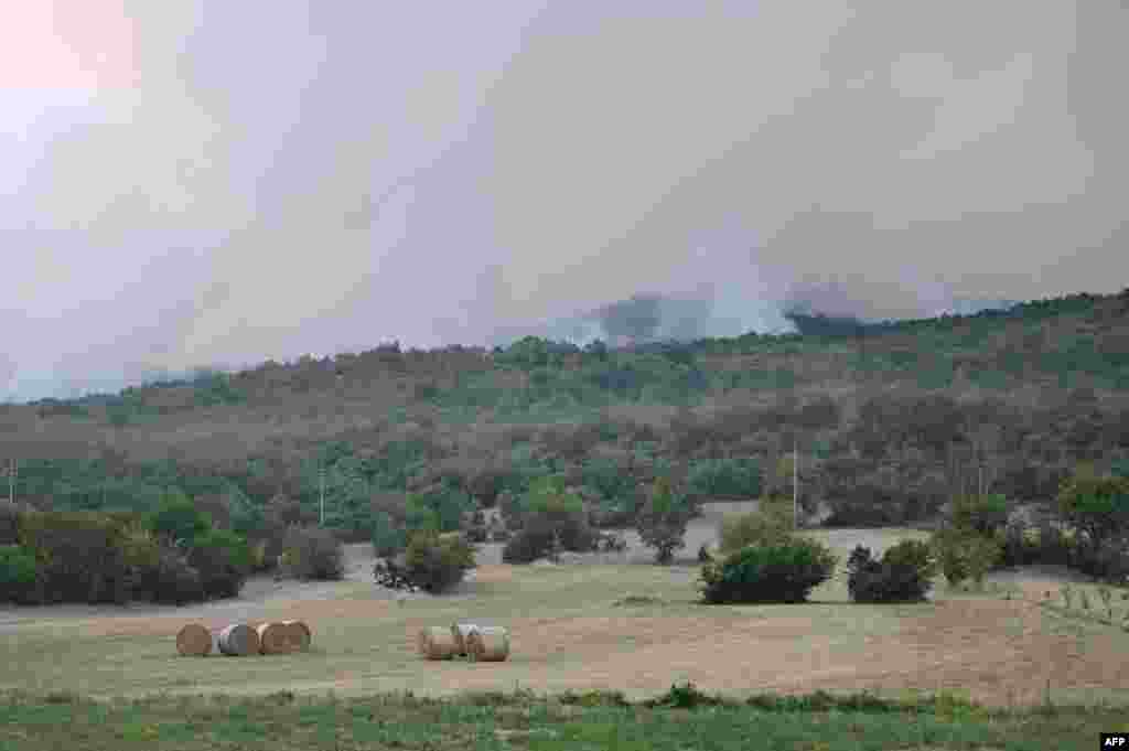 Dim iznad šume u blizini sela Temenica, Slovenija, 21. juli 2022.