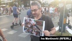 Ruski antiratni aktivista Petr Nikitin na protestu protiv nasilja u Novom Sadu, 28. jul 2022.