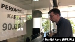 Moravčević kupuje autobusku kartu do Beograda, odakle kasnije putuje ka Kijevu